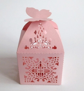 Rosa lasergeschnittene Geschenkbox mit Schmetterlingsverschluss und filigranem Kreuzmuster
