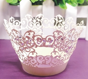Vue détaillée de caissettes à cupcakes découpées au laser blanc avec motifs de vigne
