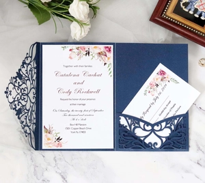 Détail de l'invitation de mariage découpée au laser avec paillettes bleu marine
