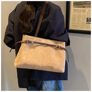 Détail du sac cabas vintage mat montrant la texture fine et la boucle en métal