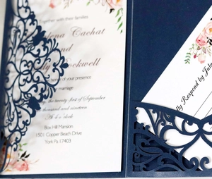 Invitation de mariage découpée au laser bleu marine avec carte florale élégante