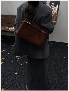 Détail du sac cabas marron en daim avec bandoulière en cuir et boucle métallique