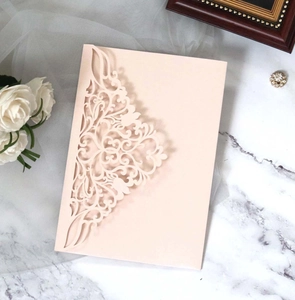 Détails de dentelle découpée au laser sur invitation rose clair sur fond marbre