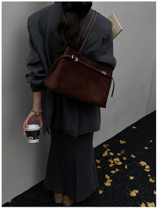 Détails du sac fourre-tout vintage en daim marron mat avec boucles argentées et anses cuir