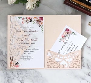Faire-part mariage découpé au laser champagne avec carte florale sur fond de marbre