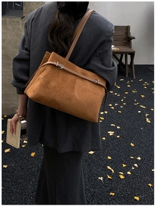 Sac cabas en daim marron avec ceinture décorative et boucles pour un style urbain chic