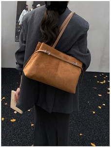 Détail du sac cabas en daim caramel avec boucle argentée et fines bandoulières