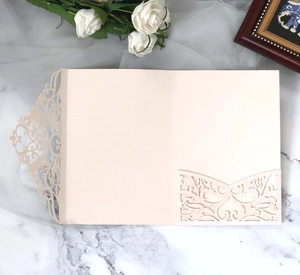 Détail de la pochette d'invitation découpée au laser avec motif de vigne crème