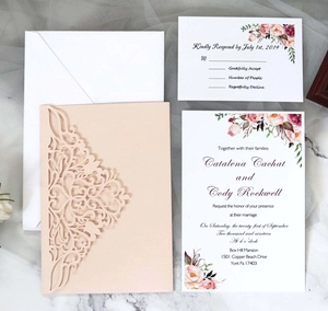 Détail d'invitations de mariage découpées au laser avec motifs floraux élégants