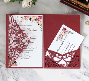 Détail de l'invitation de mariage bordeaux découpée au laser avec carte florale
