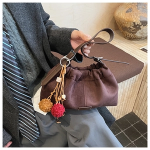 Détail du sac nuage en daim marron foncé avec bandoulière réglable et breloque perles