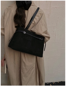 Détail du sac cabas noir mat avec boucle argentée et bandoulière élégante et raffinée