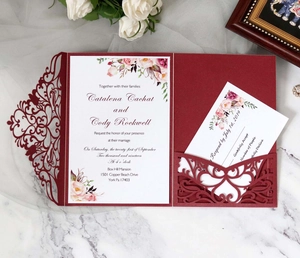 Détail du faire-part de mariage découpé au laser bordeaux avec carte aquarelle et RSVP