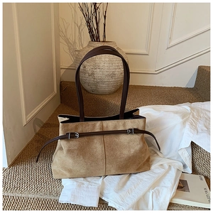 Détail d'un grand cabas vintage en cuir dépoli marron clair avec une boucle métallique