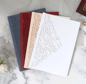 Cartes d'invitation découpées au laser avec motifs floraux complexes en divers coloris