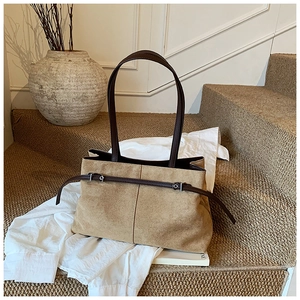 Détail du sac cabas vintage en daim kaki avec bandoulière en cuir et boucle en métal