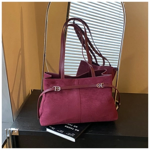 Détail du sac cabas bordeaux mat avec boucle fer à cheval et texture en daim