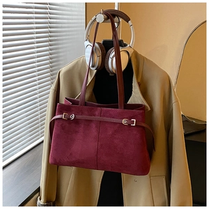 Détails du sac cabas mat bordeaux avec ornements métalliques et anses élégantes
