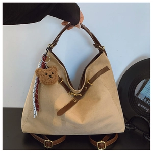 Vista dettagliata della borsa hobo grande in camoscio beige con cinturino in pelle marrone
