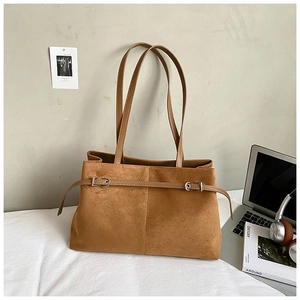 Détails du sac cabas en daim marron avec fines lanières et boucle métallique argentée