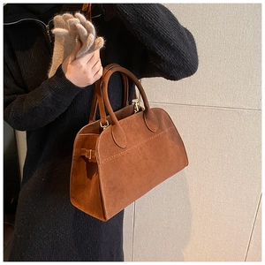 Dettagli della borsa tote in pelle scamosciata marrone con manici e fibbia dorata