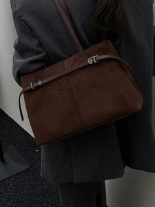 Sac cabas rétro marron café mat pour femme avec grande capacité porté par un mannequin