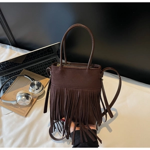 Détails du sac seau marron foncé à franges avec texture en daim et longues franges fluides
