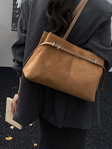 Sac fourre-tout rétro en daim marron foncé mat avec bandoulière pour l'automne