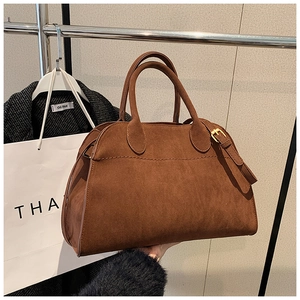 Dettaglio borsa tote in pelle scamosciata marrone vintage con fibbia dorata elegante