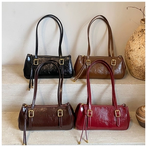 Gros plan de sacs bandoulière en cuir plissé en quatre couleurs avec boucles dorées vintage