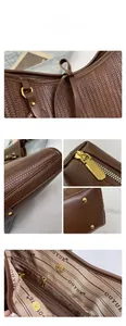 Dettaglio della trama intrecciata, hardware dorato e fodera interna a righe della borsa