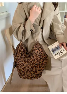 Vue détaillée du cabas à imprimé léopard avec anses en cuir marron sur un mannequin chic
