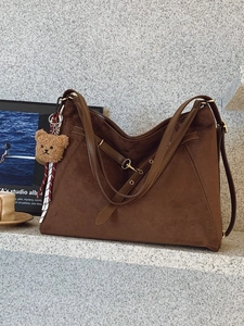 Zaino da Donna in Pelle PU Vintage Grande Capacità Texture Scamosciata Borsa Tote Con Simpatico Ciondolo a Orsetto Borsa a Tracolla