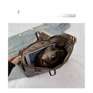 Vista macro dell'interno della borsa tote marrone con scomparti e chiusura magnetica
