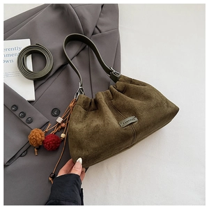 Détails du sac seau en daim vert olive avec plis élégants et breloque en perles