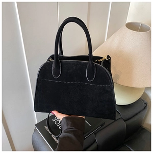 Dettaglio della borsa Boston in camoscio nero con hardware dorato e manici tondi
