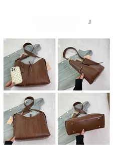 Vista dettagliata su quattro lati di una borsa in pelle intrecciata marrone con piedini
