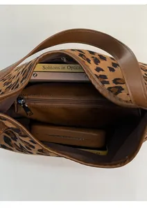 Vue de dessus de l'intérieur spacieux du sac seau léopard avec des articles du quotidien