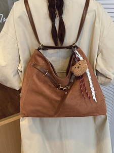 Zaino in pelle scamosciata marrone con spallacci in pelle e ciondolo orsetto per donna