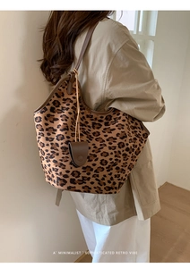 Détail du sac cabas léopard avec lanières en cuir marron et texture au motif rétro