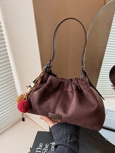 Sac Sous l'Aisselle en PU Suède pour Femmes Sac à Bandoulière Plissé Vintage Avec Pendentif Boule de Poils Seau Mode Grand Sac à Main
