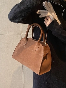 Borsa tote vintage in pelle scamosciata marrone scuro con manici e design minimalista