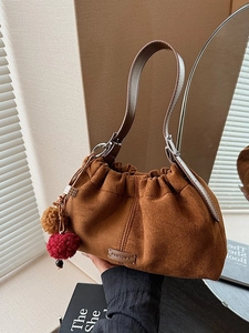 Sac seau en daim caramel avec bandoulière en cuir réglable et pendentif coloré fantaisie