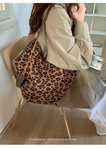 Sac cabas rétro léopard avec bandoulière foncée et pendentif en forme de goutte