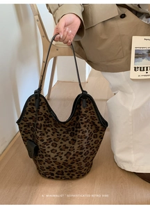 Détail du grand sac cabas à imprimé léopard avec des anses noires et style rétro