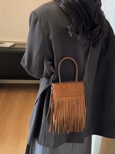 Sac seau vintage en daim marron avec longues franges et poignée ronde pour femme