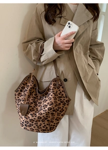 Détail du grand sac hobo imprimé léopard avec lanières en cuir et style rétro minimaliste