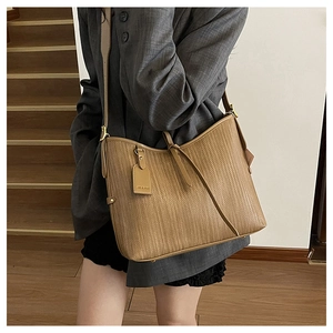 Dettaglio della borsa hobo in pelle intrecciata marrone con trama a scacchiera premium