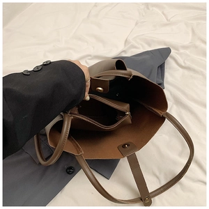 Détail du sac fourre-tout marron en similicuir avec pochette intérieure et fermoir magnétique