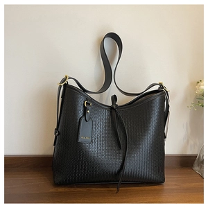 Macro di borsa tote in pelle nera con trama intrecciata e dettagli dorati